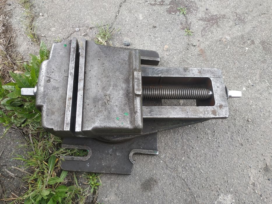 Тіски лещата станочні