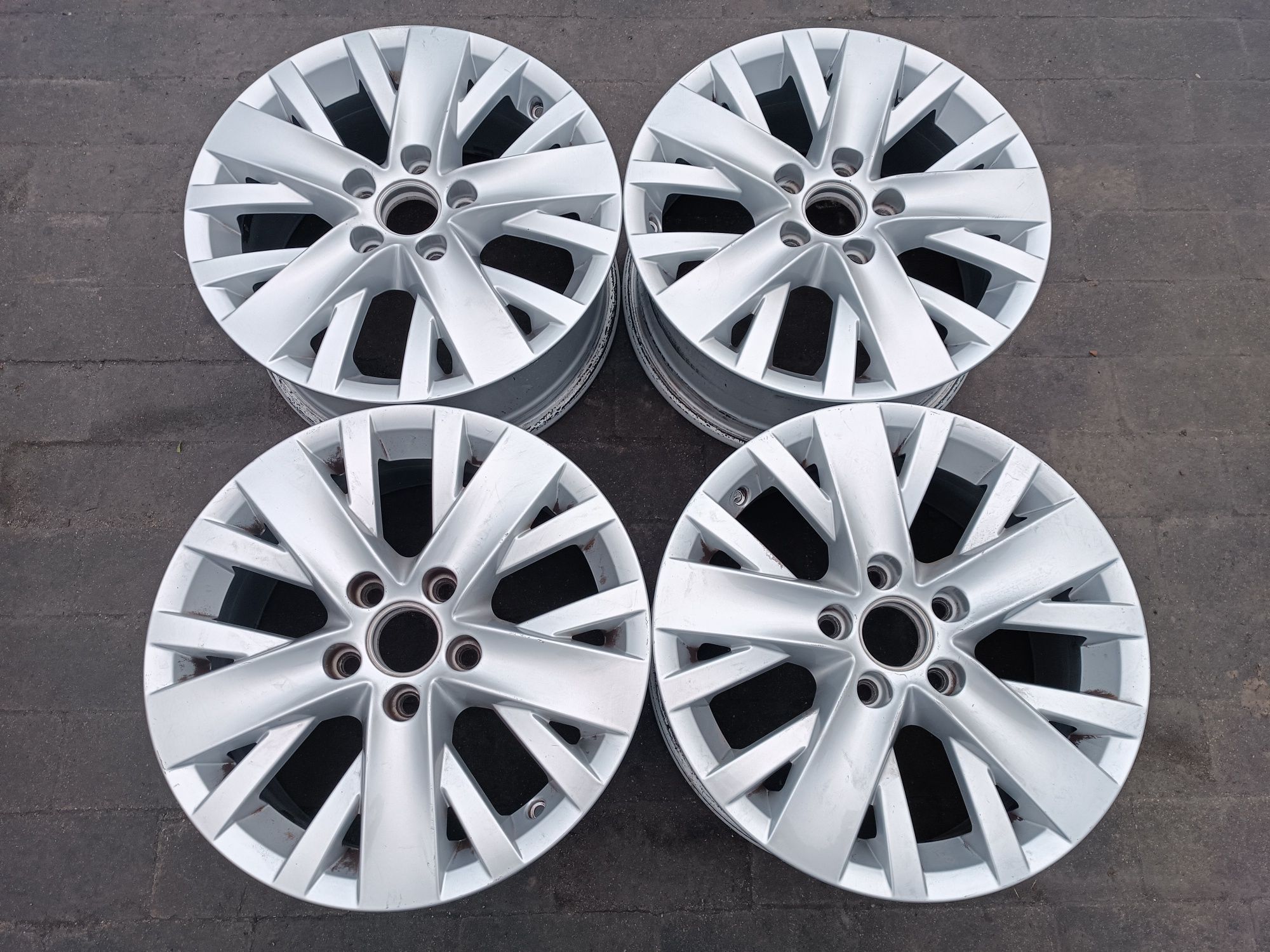 Felgi Alu VW Golf V VI VII Touran Audi A3 8P 5x112 ET50 6.5J16