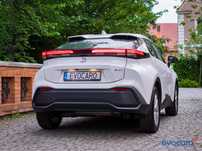 Wynajem nowe Toyoty C-HR hybrydy 2025