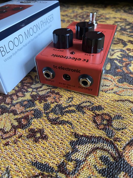 Jak nowy efekt gitarowy TC Electronic BloodMoon Phaser
