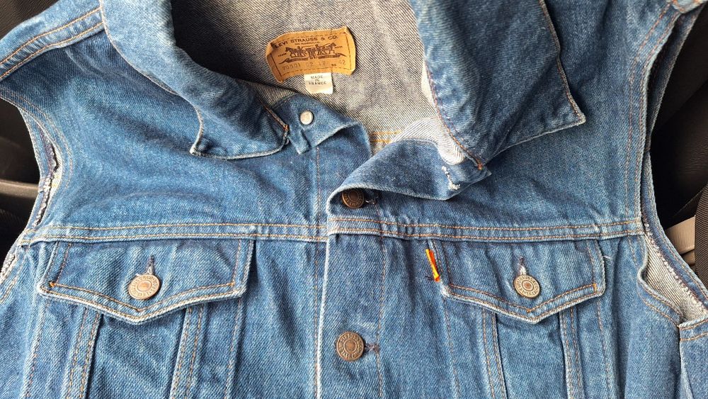 Джинсовая жилетка Levi's. Orange tab