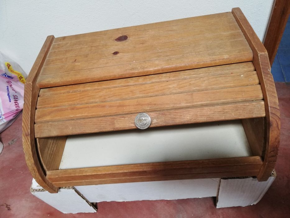 Caixa de pão em madeira