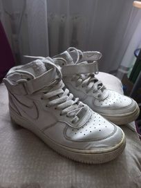 Białe damskie sneakersy Nike Air Force 1 Mid basic casual thrash metal