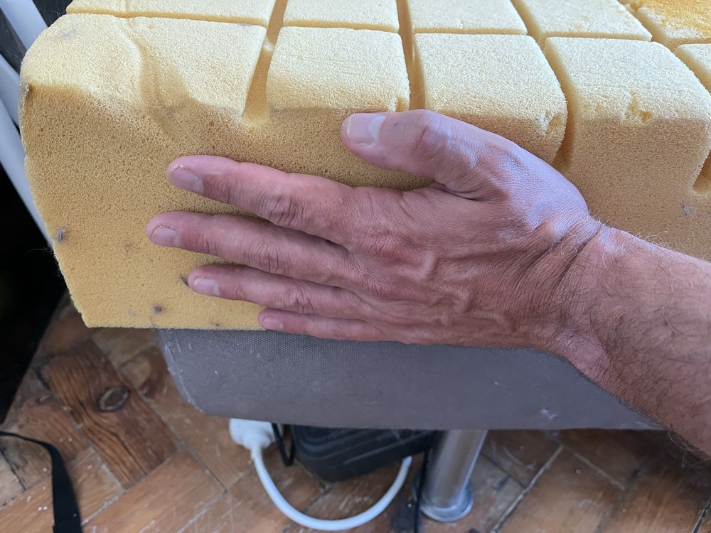 OFEREÇO  cama 2 comprimento 0.90 largura .32 altura