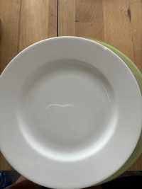Dwa talerze talerz białe lubiana jeden uszczerbiony