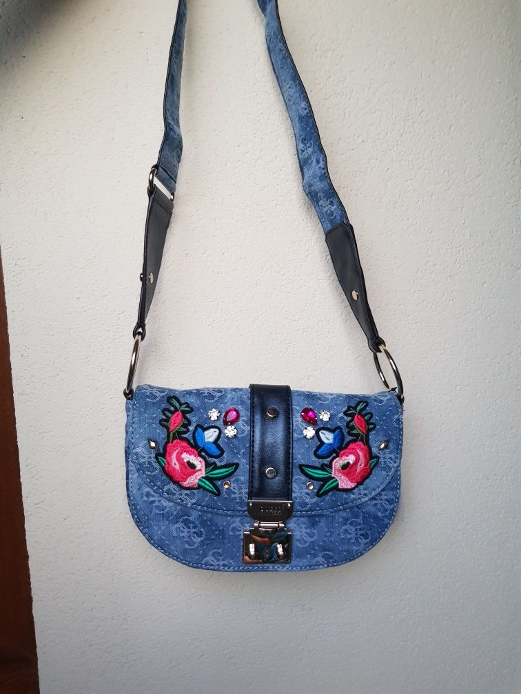 Śliczna torebeczka Guess Denim, hafty, kamienie akrylowe, monogram ory