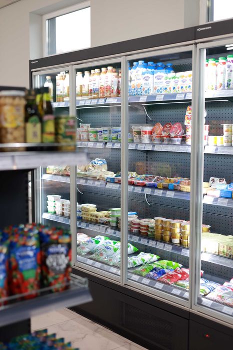 Гастрономічна вітрина в магазин, регали в наявності, колір графіт