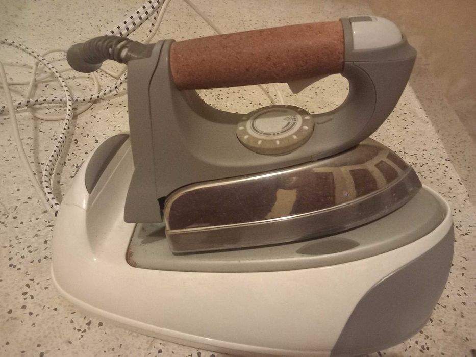 Ferro de engomar com caldeira