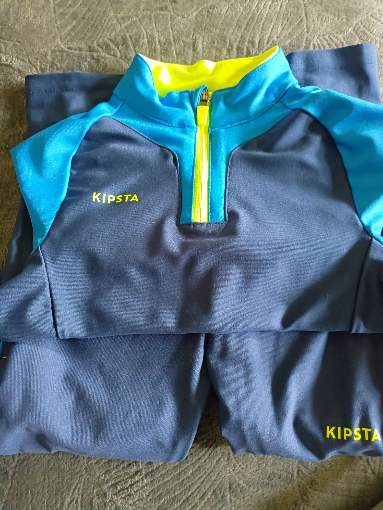 Dres  (bluza+spodnie)  Kipsta r. 122, 5-6 lat