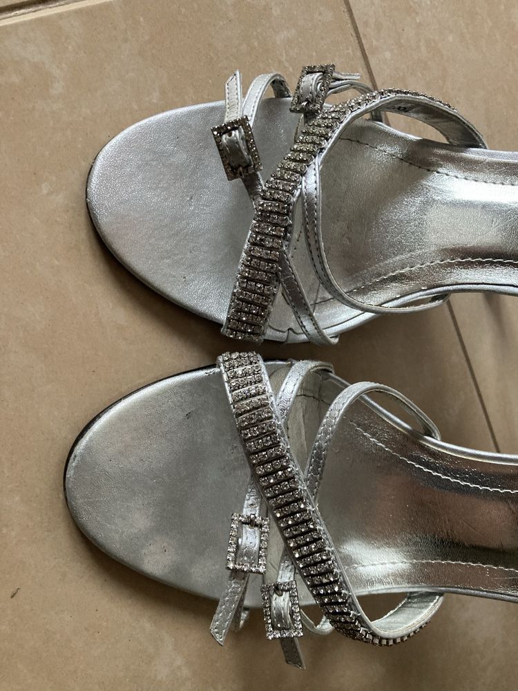 Srebrne szpilki z kryształkami Schuh 38