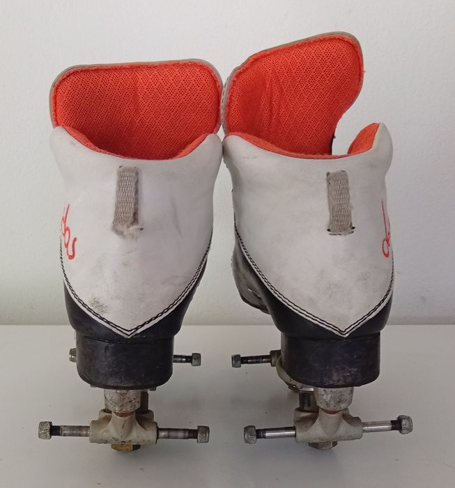 Par de patins da marca De Rodas