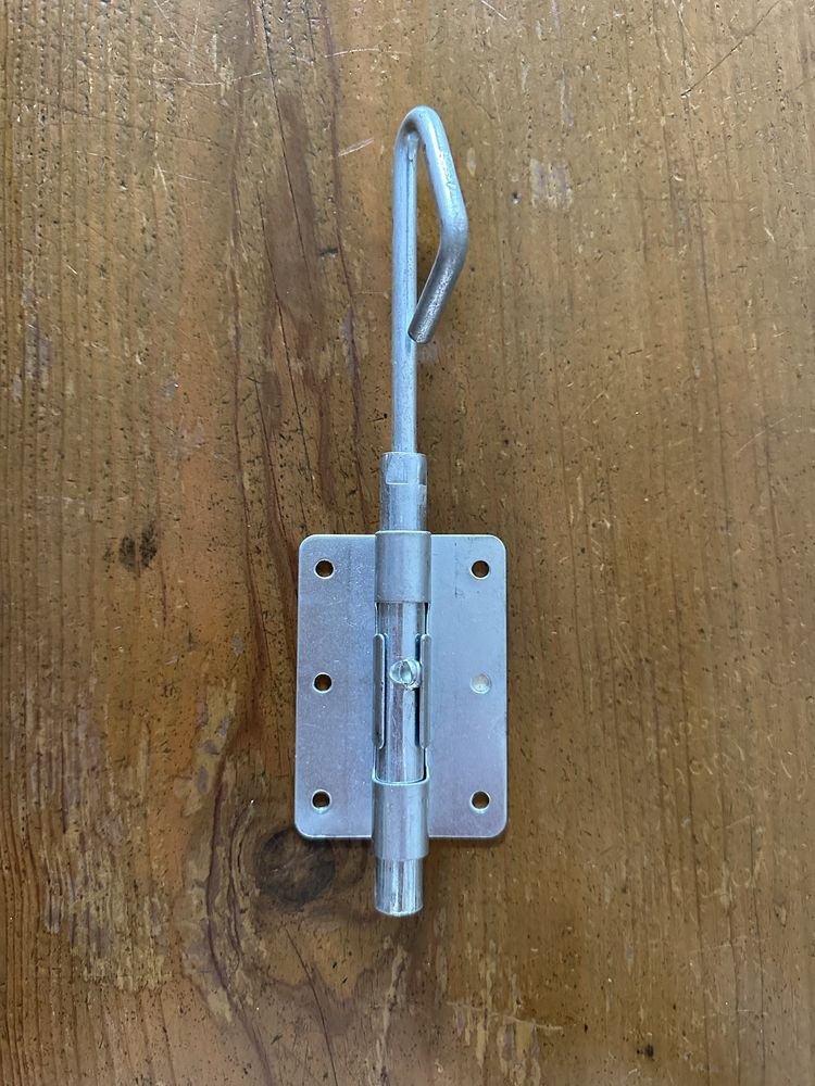 Fecho em metal galvanizado para portão exterior