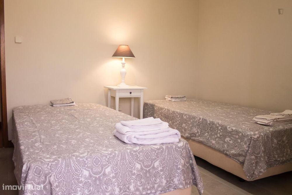 237354 - Quarto com várias camas em São...