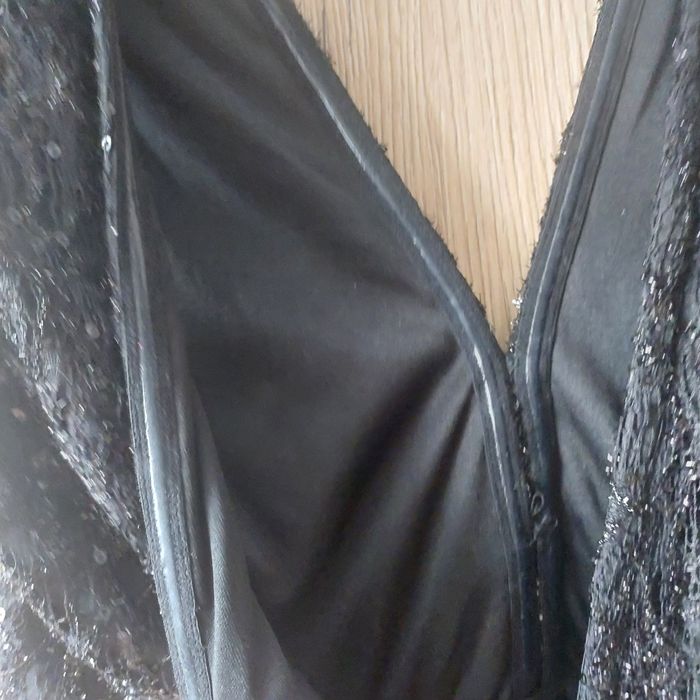 Czarna długa suknia s cekiny