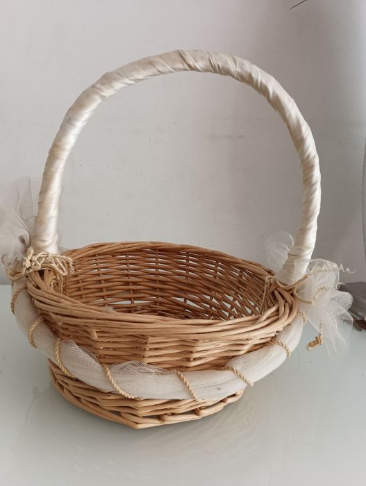 pequeno cesto decorado a beje