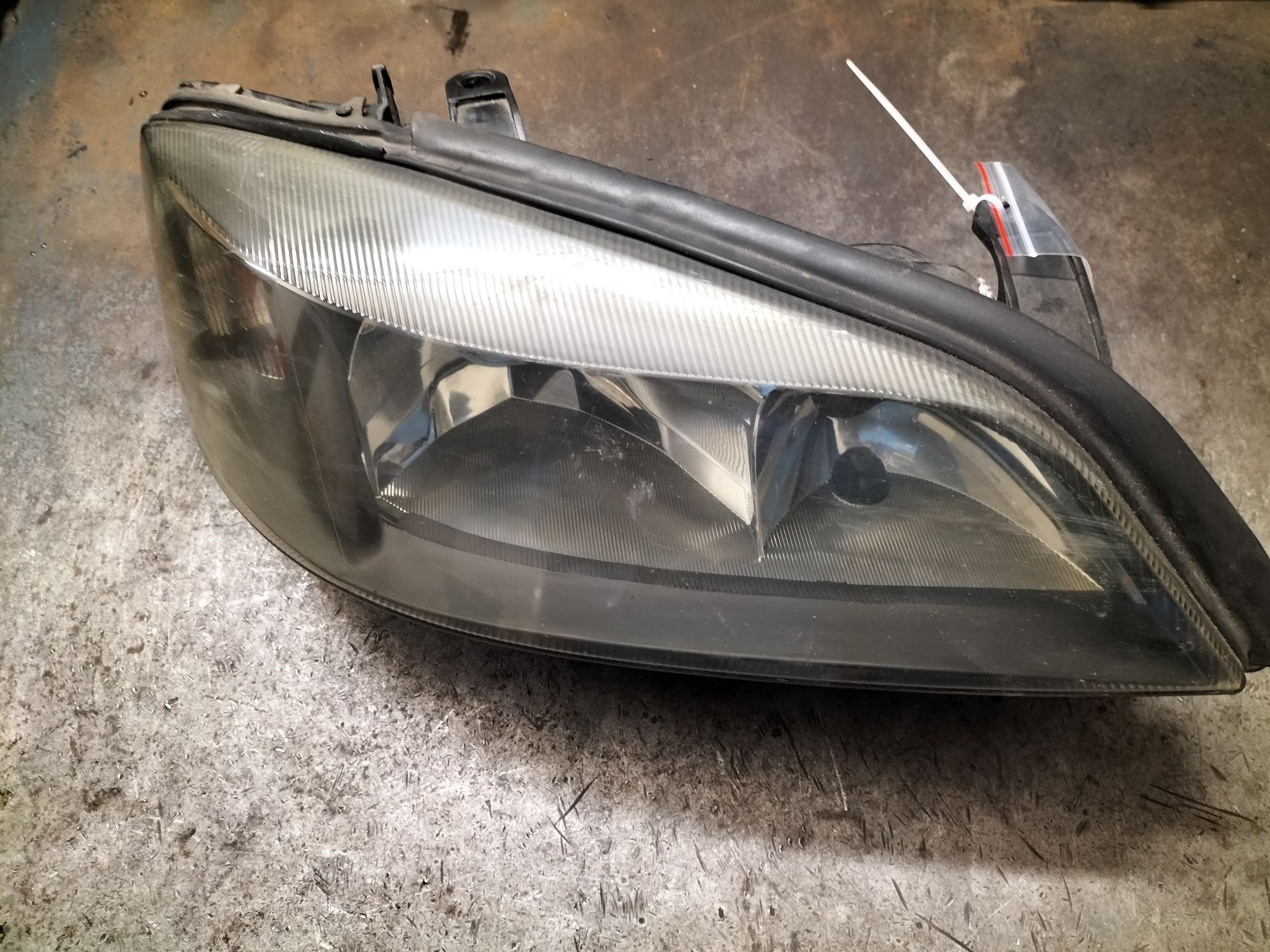 Lampa przednia przód prawa pasażera Opel Astra 2 G Lift ciemna