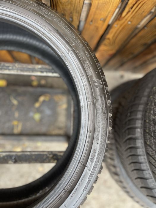 Шини 225/40/18  Bridgestone 22 рік стан нових