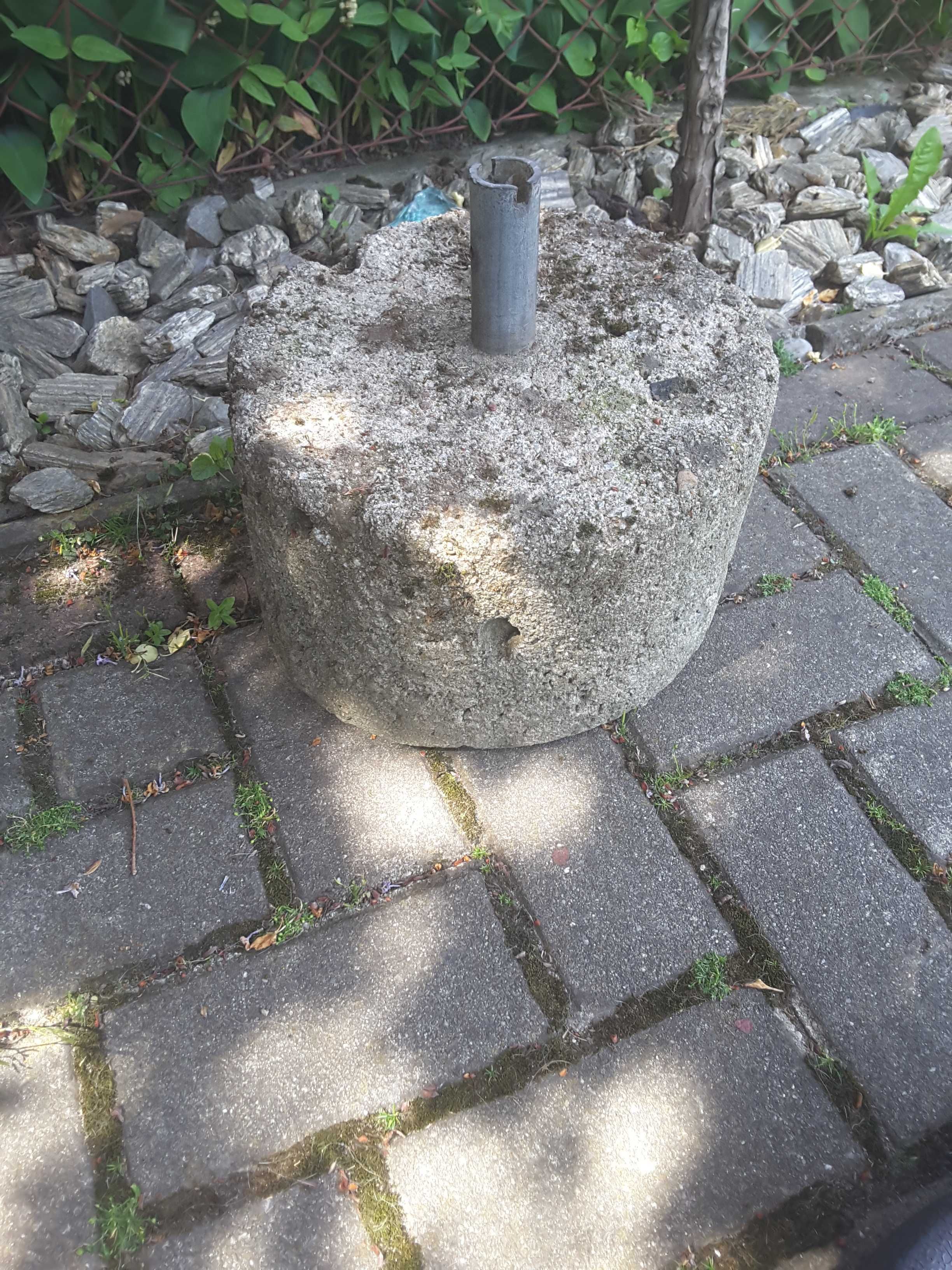 Stary betonowy stojak na parasol ogrodowy PRL