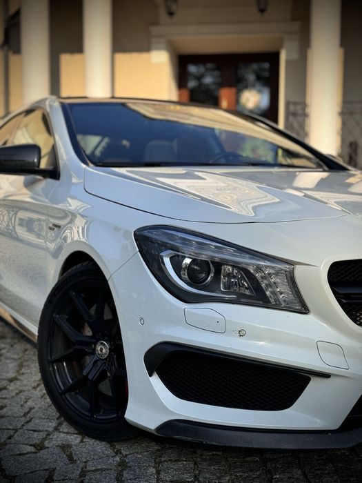 Auto do ślubu – Mercedes CLA 45 AMG z eleganckim kierowcą