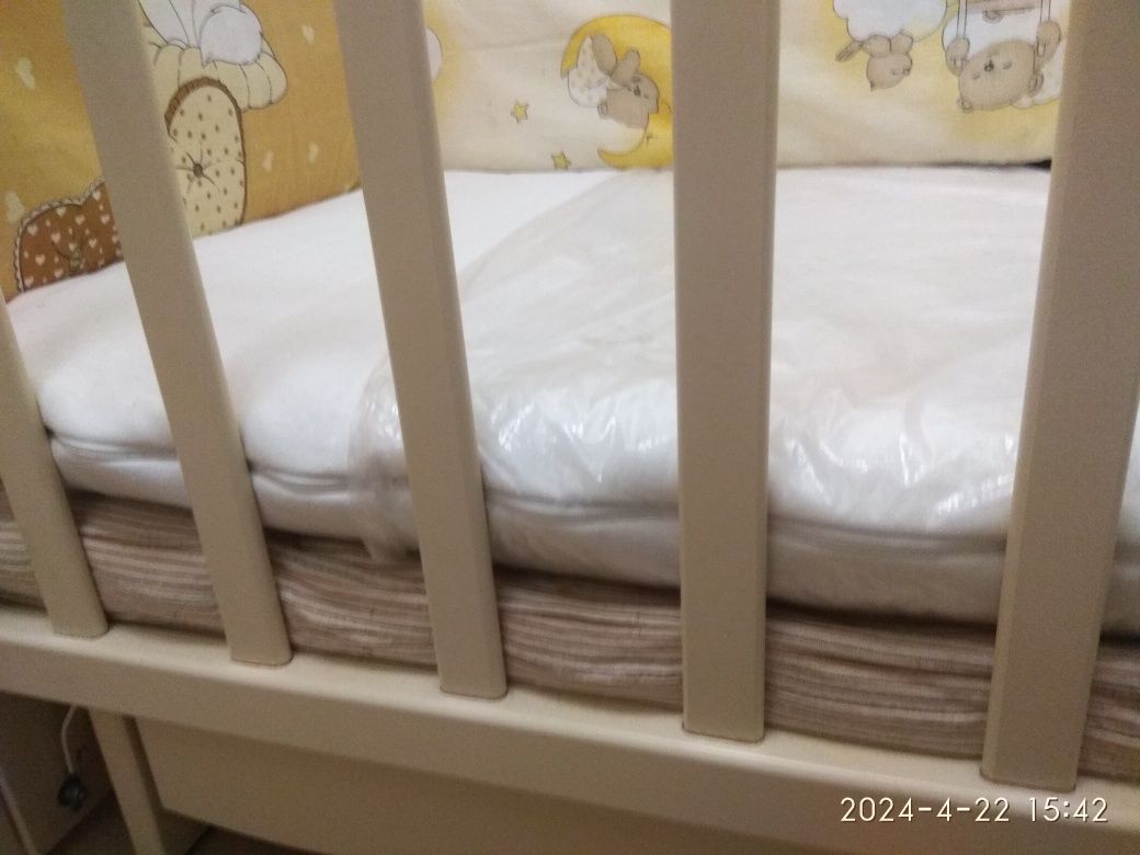 Детская кроватка, двухуровневая, 2  матрасика, бортики, маятник, ящик