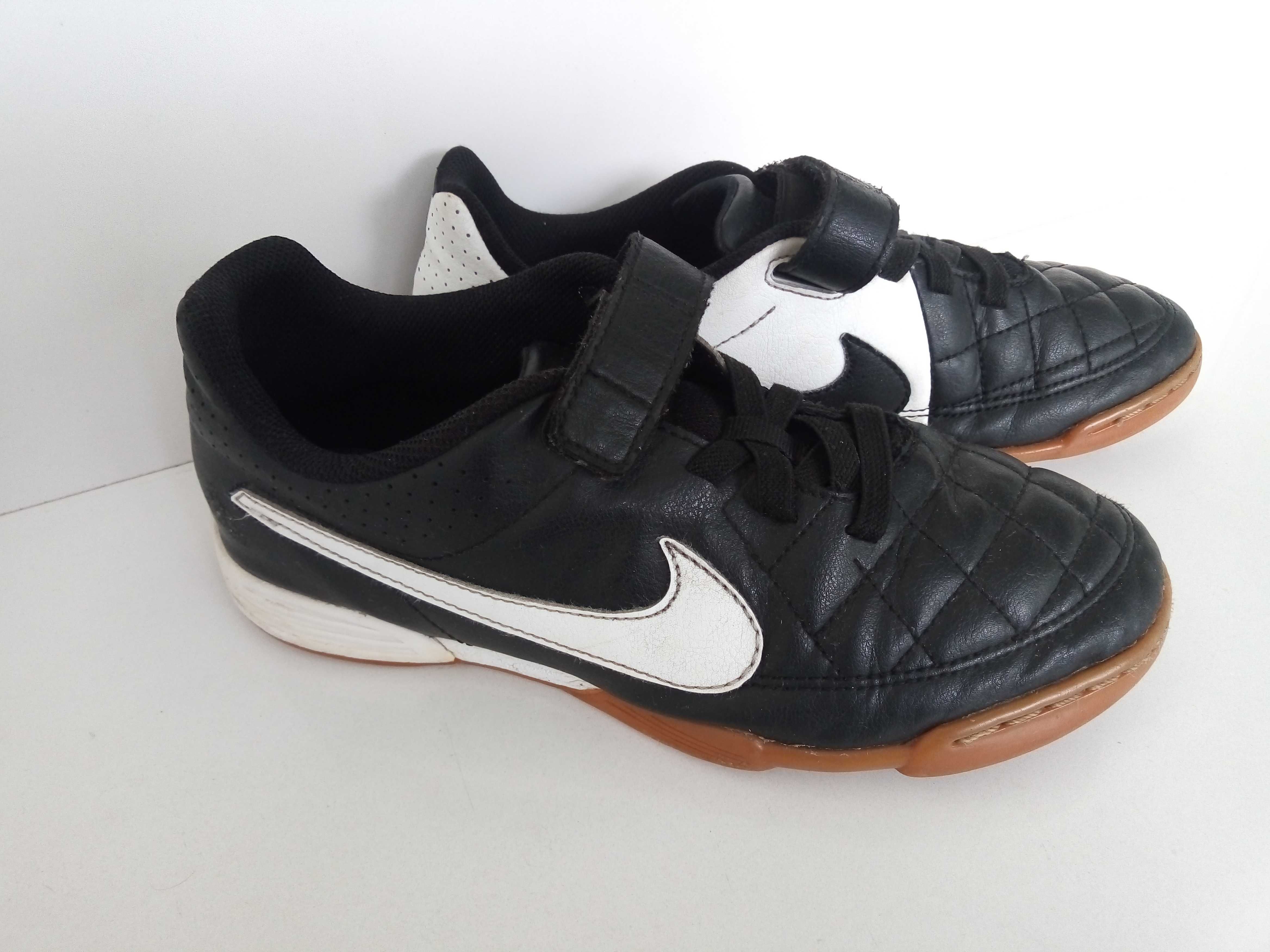 Sapatilhas futsal marca Nike tamanho 36.5, pretas e brancas