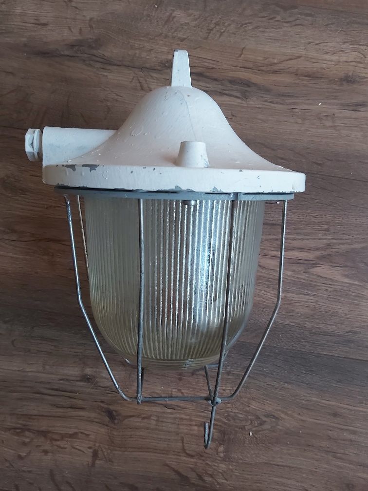 Stara lampa przemysłowa PRL