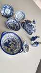 Conjunto de peças de porcelana em azul