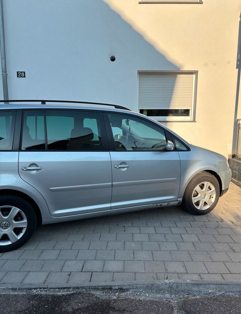 Автомобіль volkswagen touran