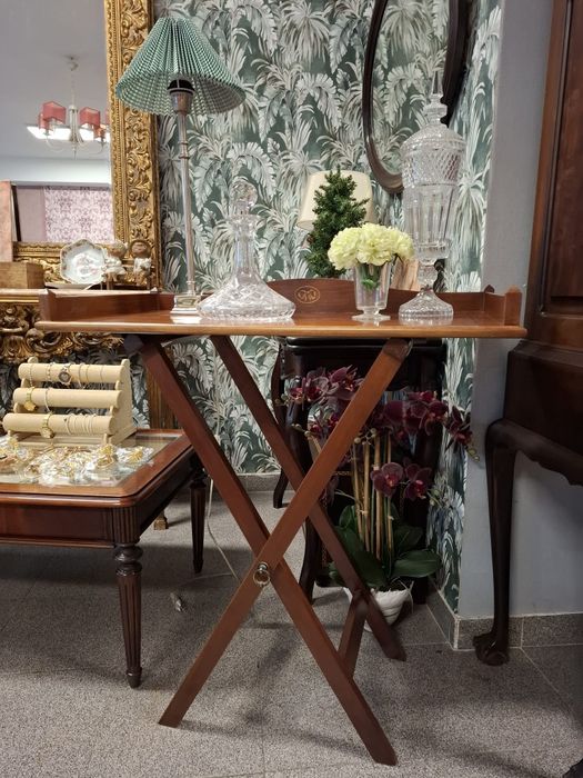 Mesinha de Apoio com Tabuleiro Removível