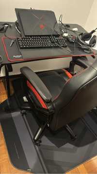 Mesa, cadeira e tapete gamer