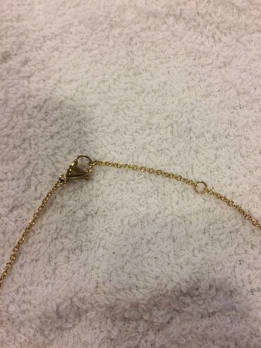 Fio dourado com medalha em forma de urso