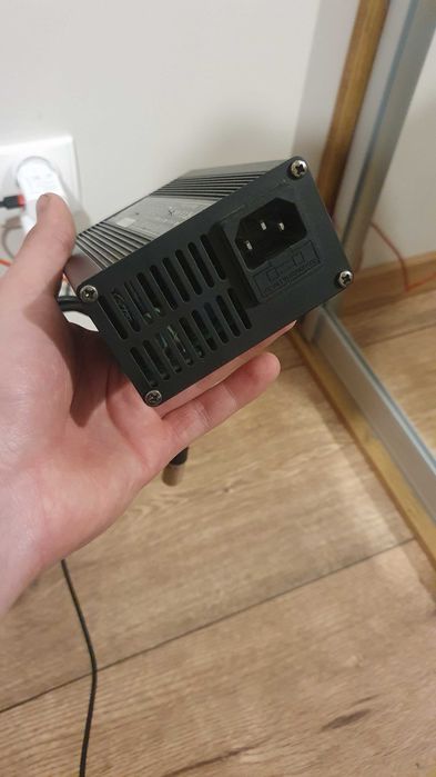 Uniwersalna ładowarka 58.6V 4A do akumulatorów 48\52V Li-ionn