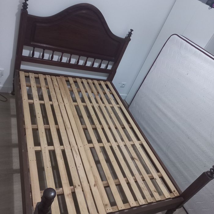 Cama de casal de madeira