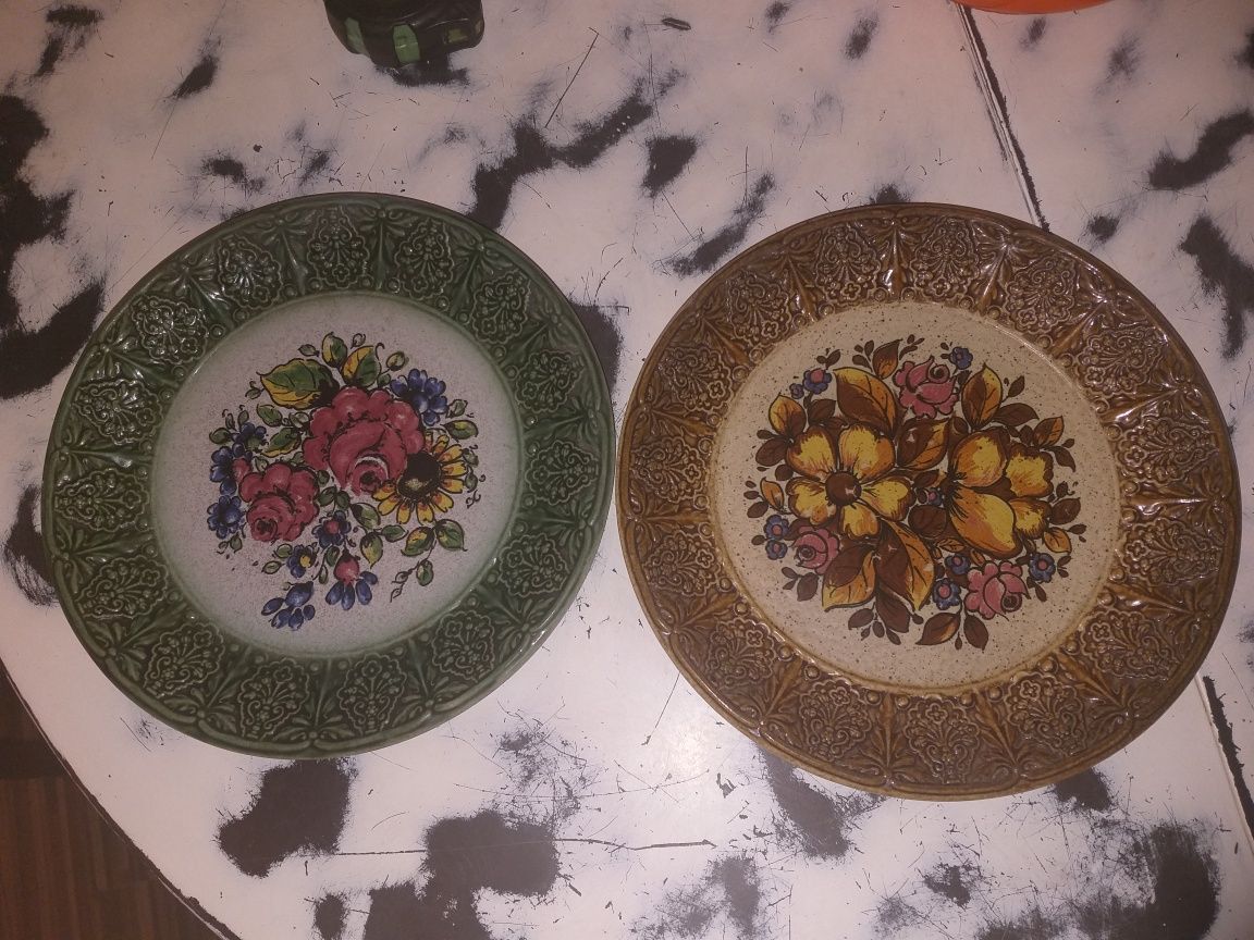 Dwa,stare,ceramiczne talerze ręcznie malowane z sygnaturą