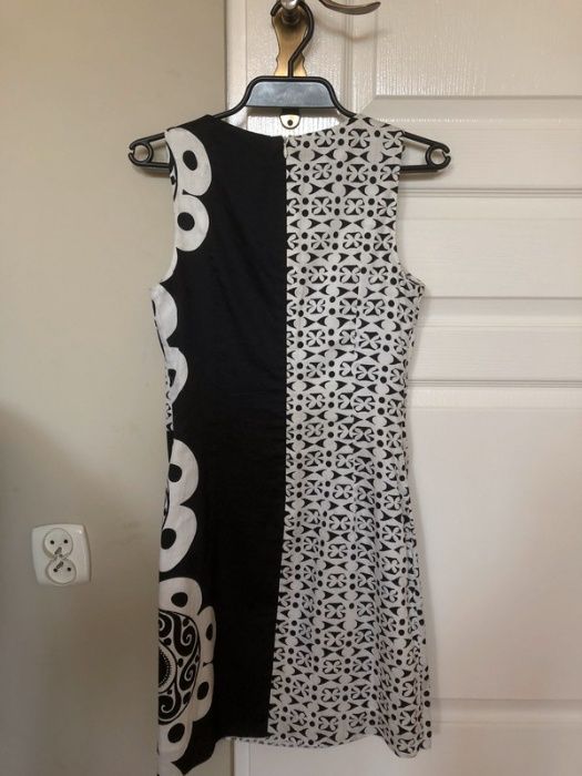 Bialo czarna letnia sukienka Camaieu w geometryczne wzory