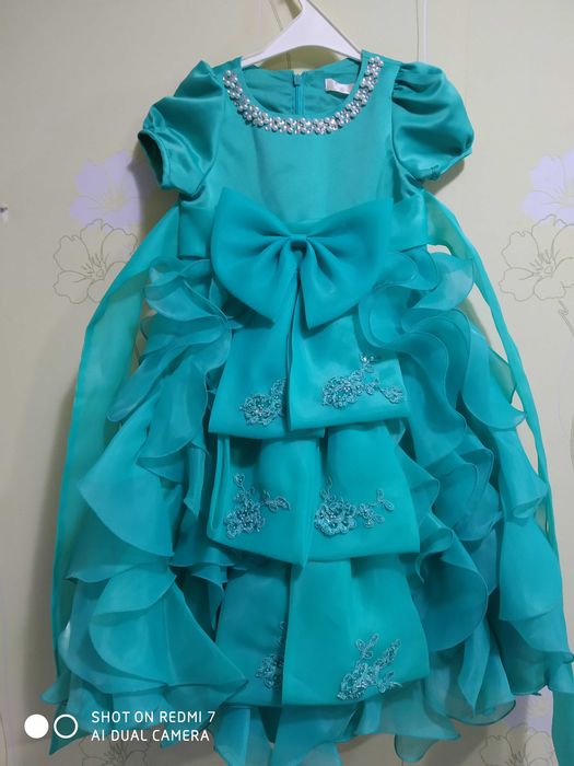 Нарядное платье р.98 зеленое на хлопковой подкладке