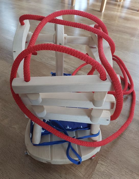 Huśtawka drewniana dla małego dziecka