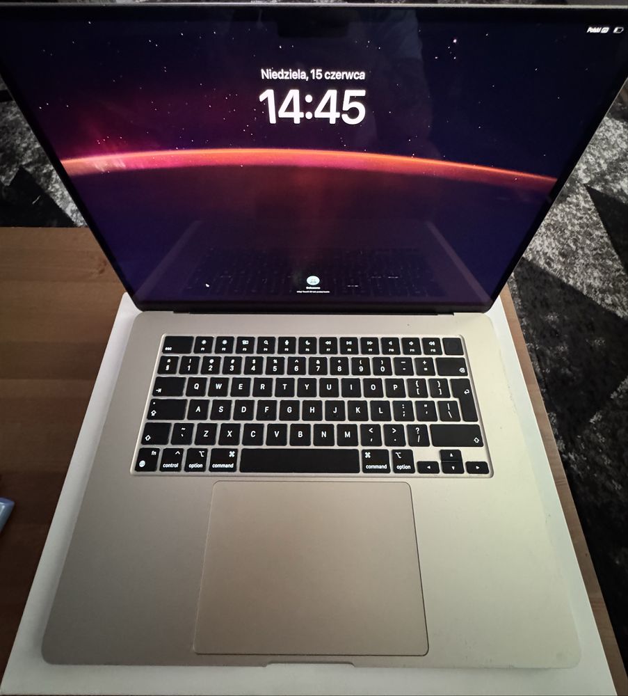 Macbook Air 2024 15 cali m3 512 SDD - IDEALNY