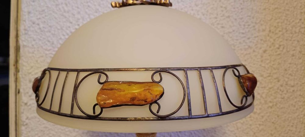 Lampa na podstawie z postacią kobiety