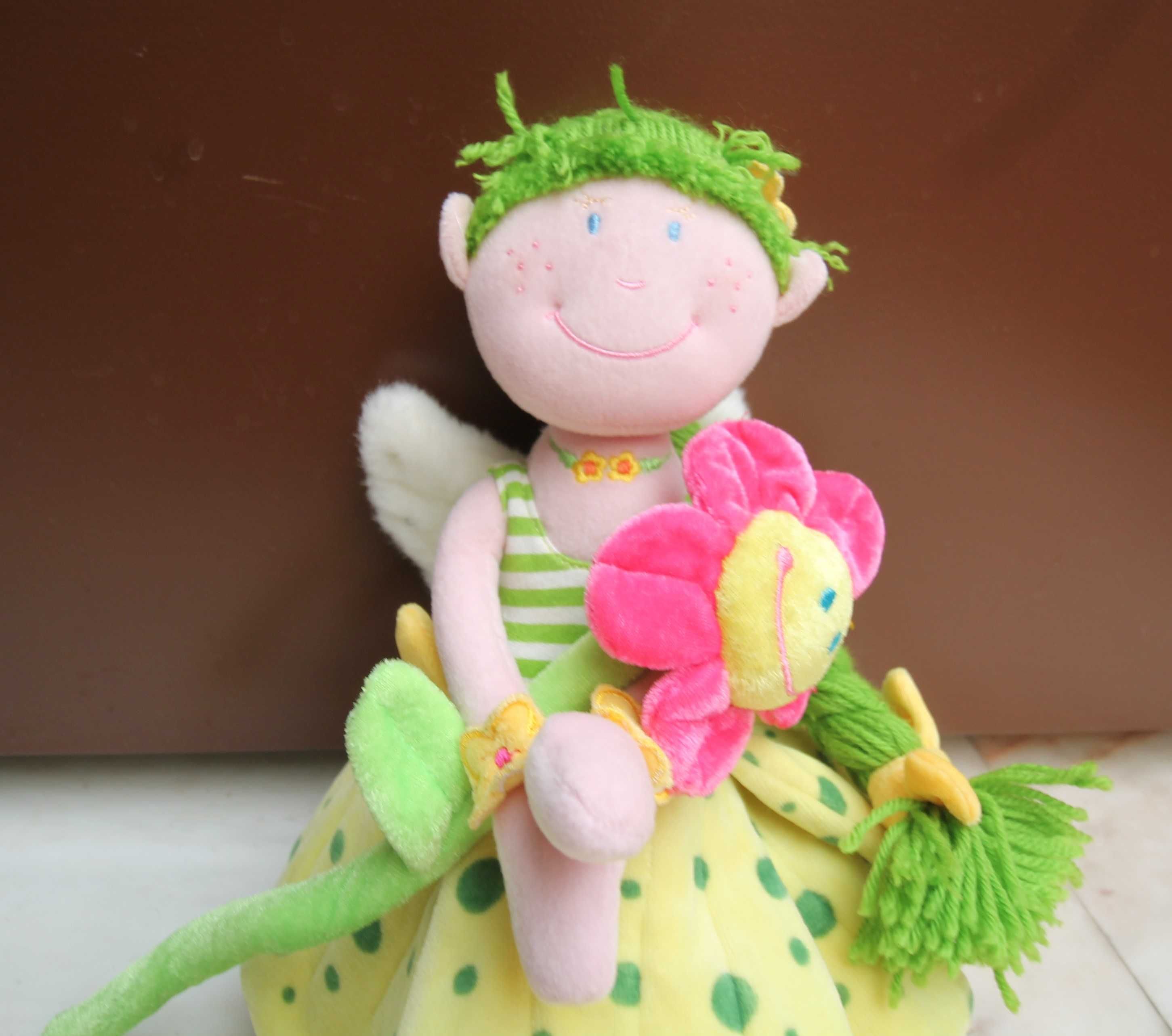 Bonequinha anjo em tecido com flor decorativa