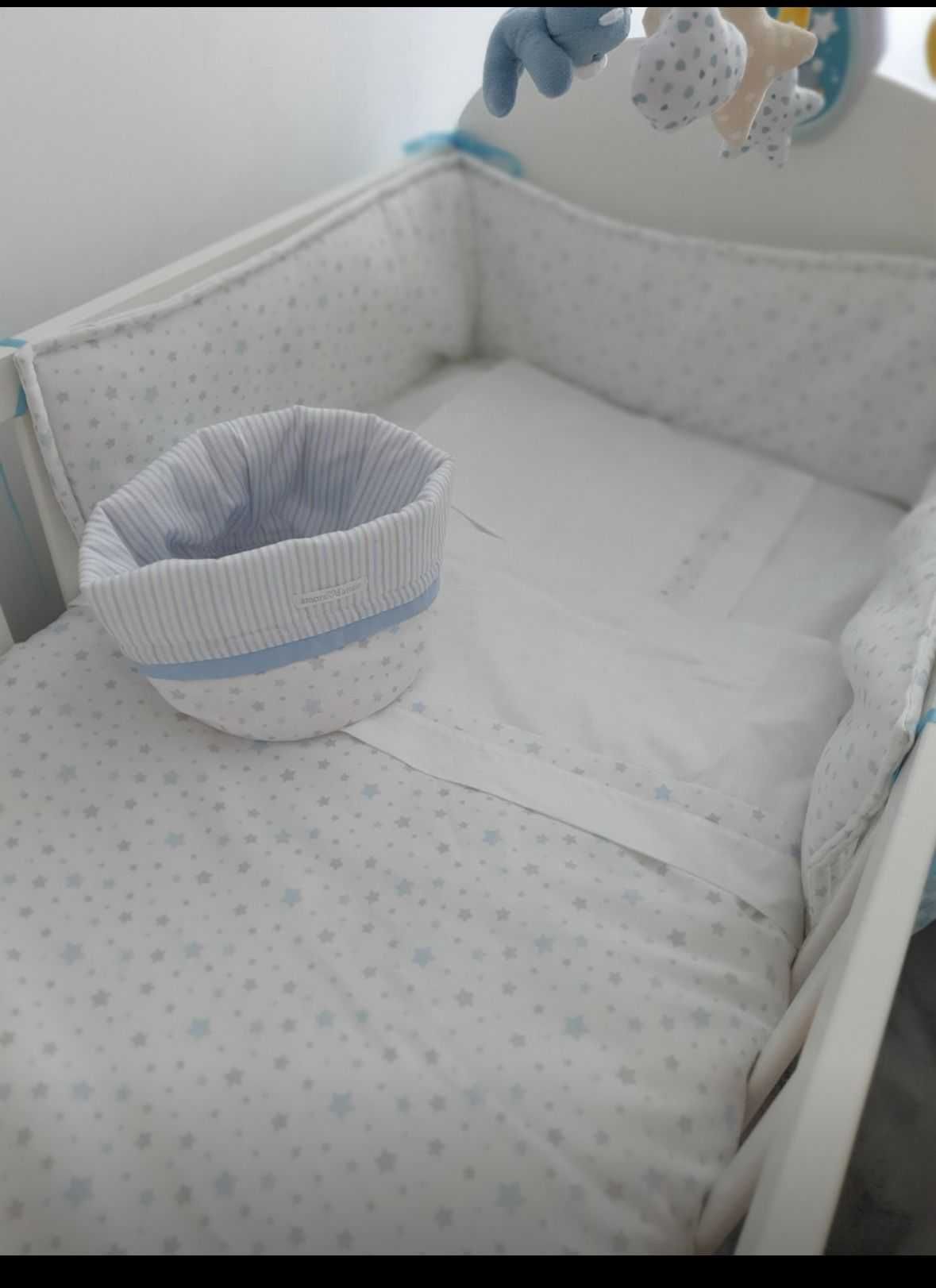 Contorno de berço + edredão fino + saco de arrumação