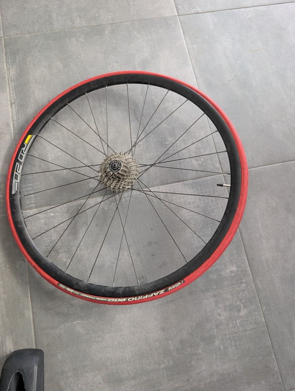 Rolo de treino Bkool Smart Pro 2 com roda e cassete incluído