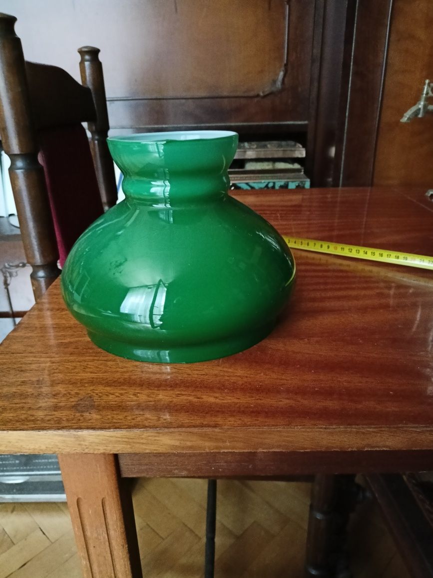Szklane klosze do lamp.