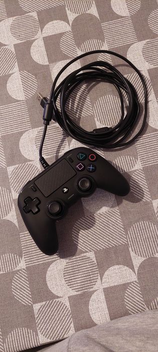 Sony PlayStation 4 Slim 500GB+Comando Nacon+4 jogos com caixa original