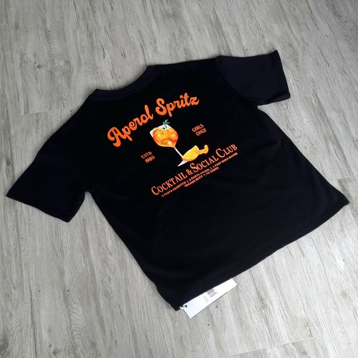 Стильна унісекс-оверсайз чорна футболка з принтом "Aperol Spritz"