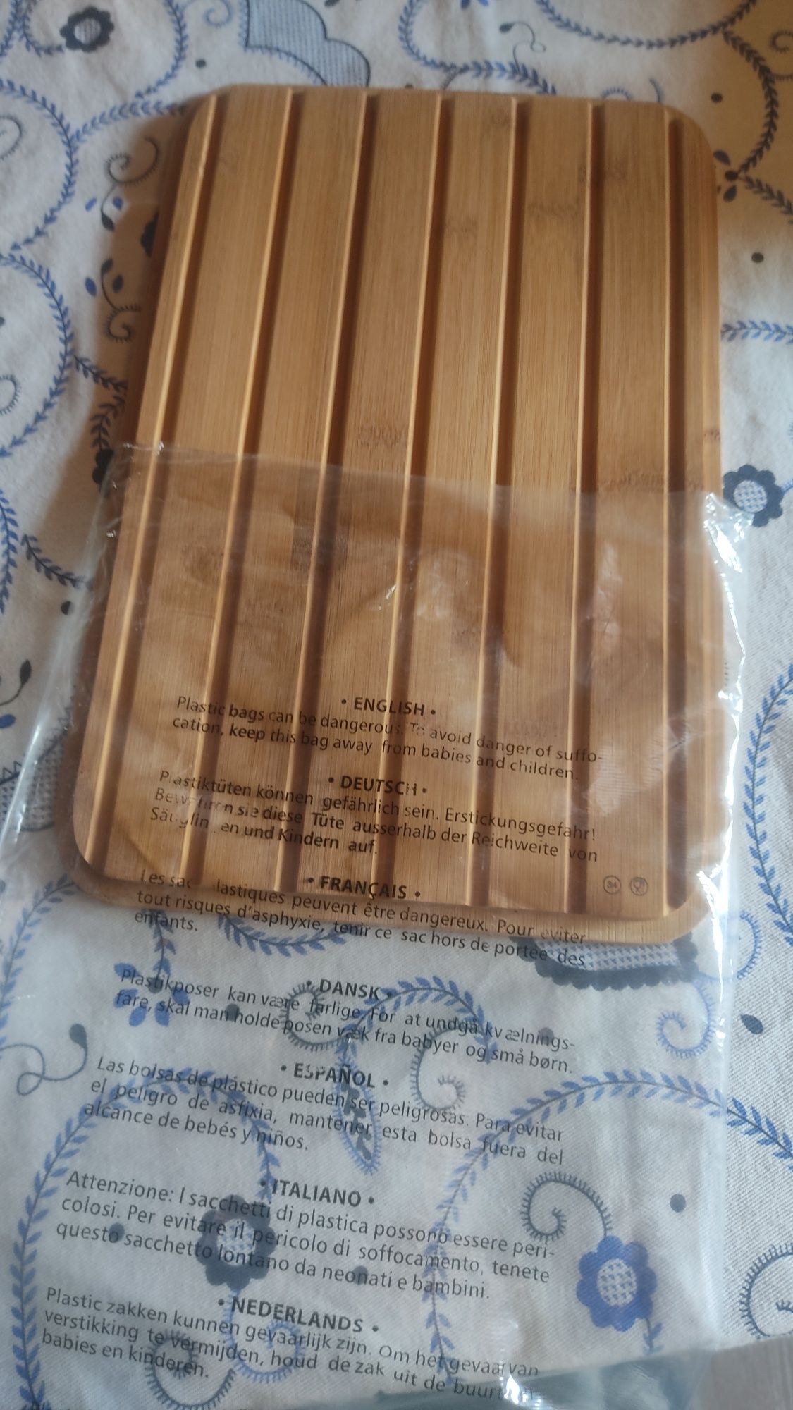 Tábua de bambu para corte de pão ou outros alimentos.