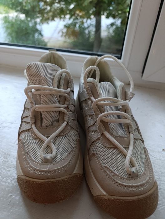 Стильні жіночі кросівки