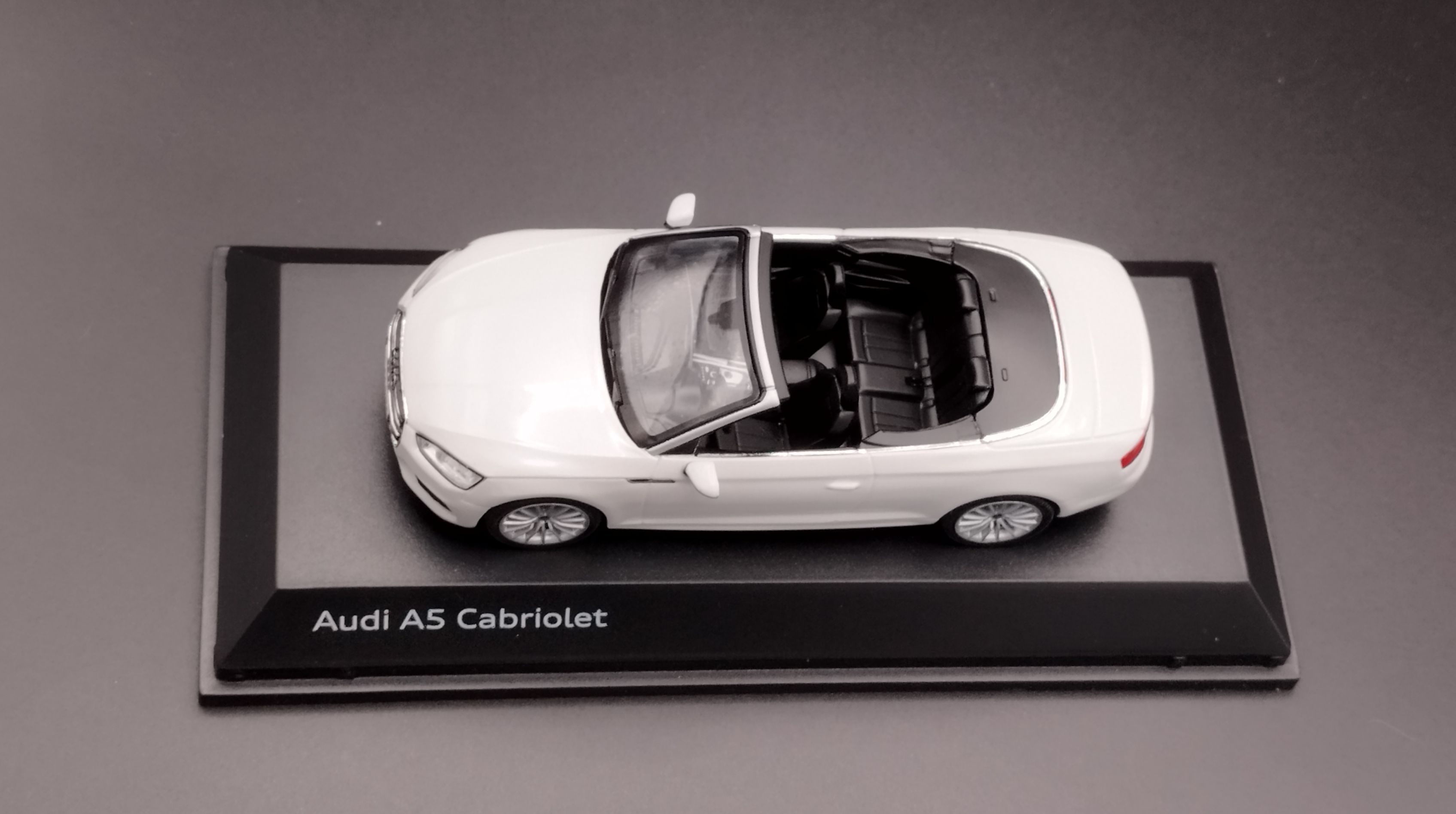 1:43 Spark Audi A5 cabriolet model nowy