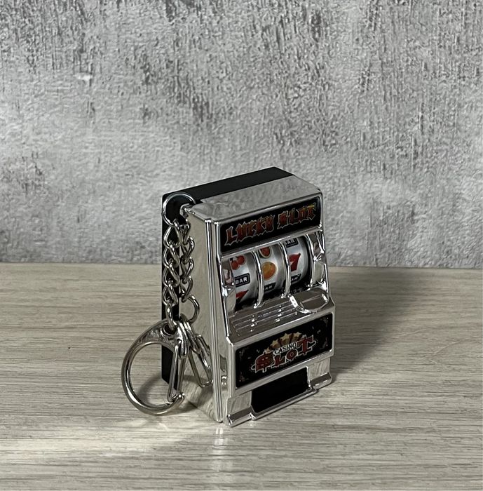 Брелок Ігровий Автомат талісман удачі аксесуар для любителів азарту!