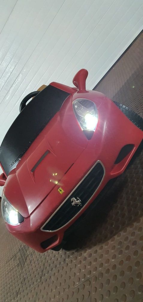 Vendo carro para criança Ferrari